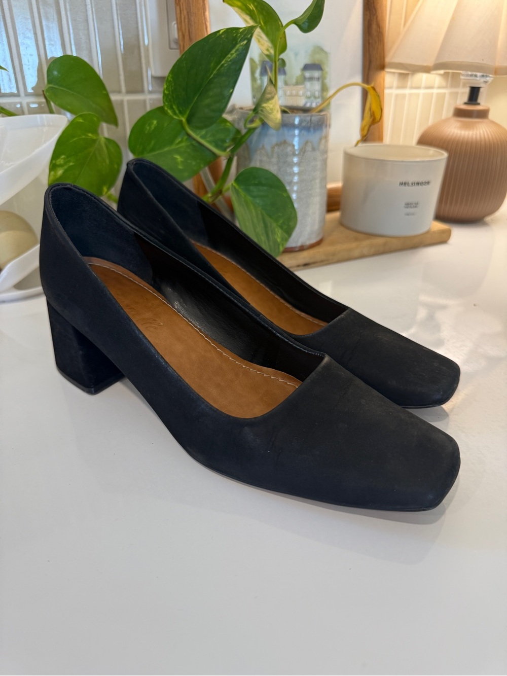 L’Intervalle black suede pumps